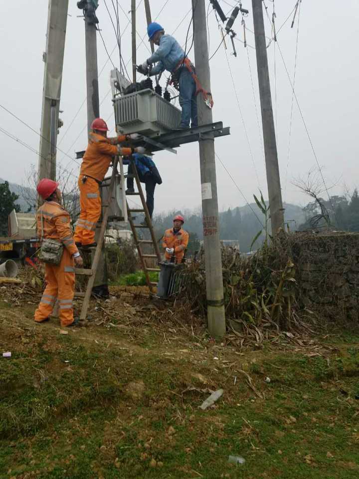 守護(hù)燈火，電力人在行動(dòng)——松桃供電局一線員工春節(jié)保電側(cè)記