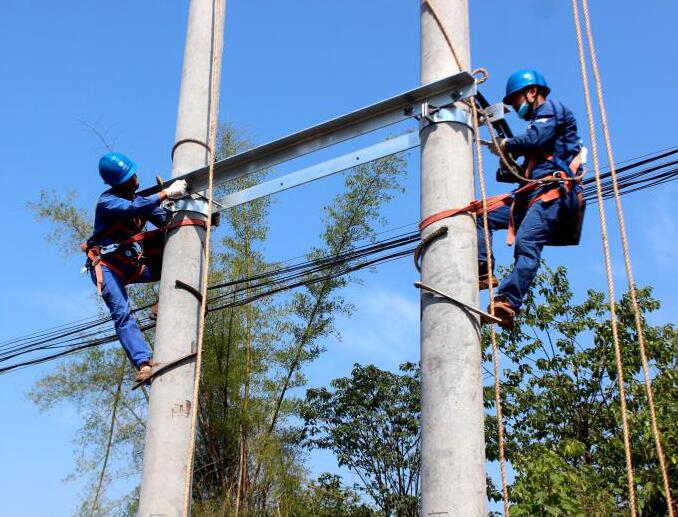 國網南溪供電：電力搬遷線路 “禮讓”宜賓港鐵路建設