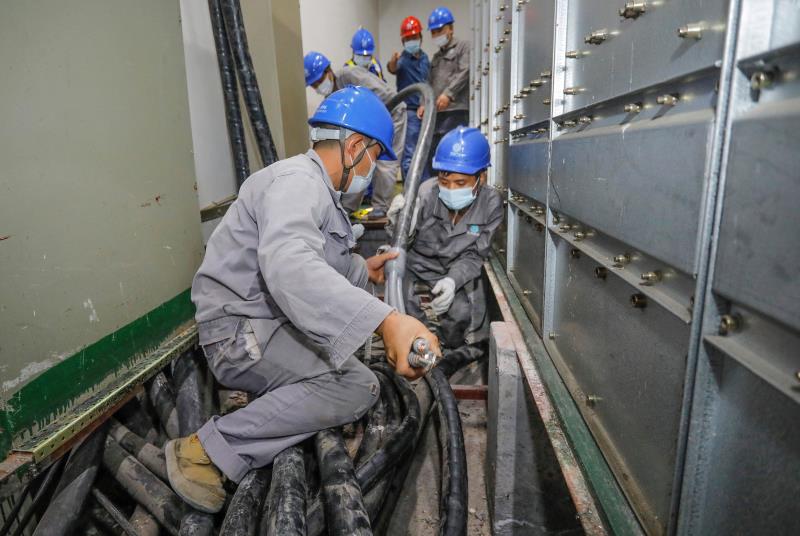 與時(shí)間賽跑，為生命加速 電力員工星夜鏖戰(zhàn)為醫(yī)院用電“增容”