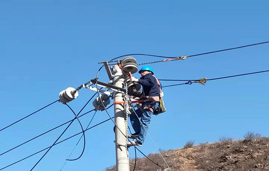 國(guó)網(wǎng)喀喇沁旗供電公司電力惠民 打通供電服務(wù)“最后一公里”