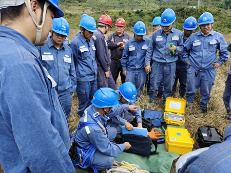 鳳慶供電局開展接地電阻儀、直流試送儀的培訓