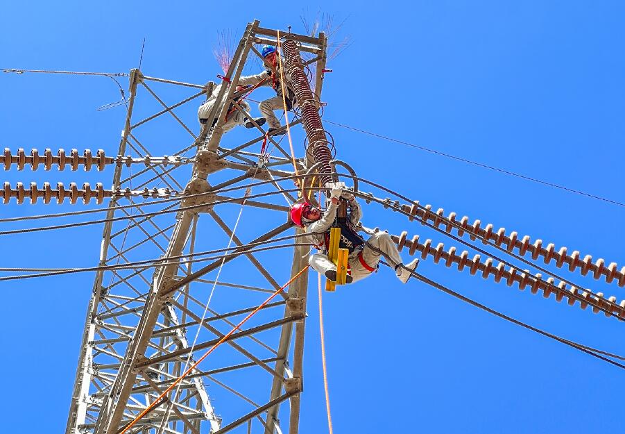 烏海超高壓供電公司戰(zhàn)炎炎高溫 保輸電線路安全