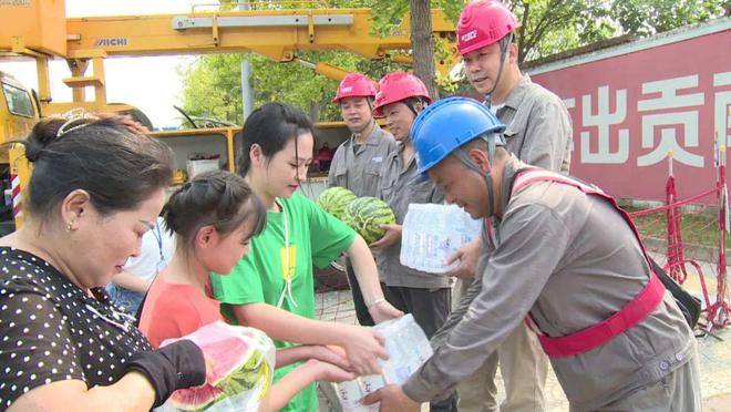 四川什邡：電力工人高溫保電忙，社區(qū)群眾熱情慰問表感謝