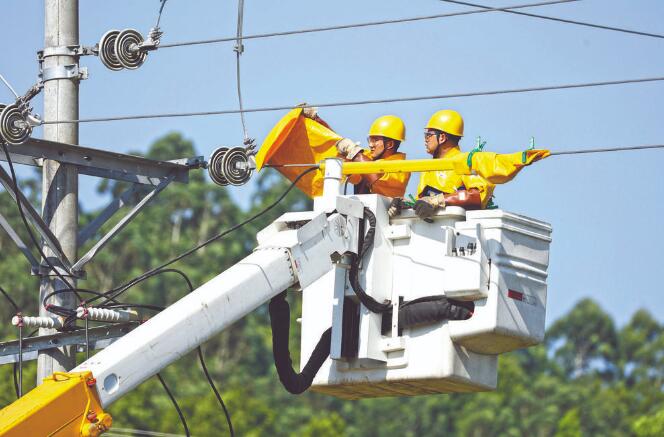 四川廣安：40攝氏度，他們帶電作業(yè)