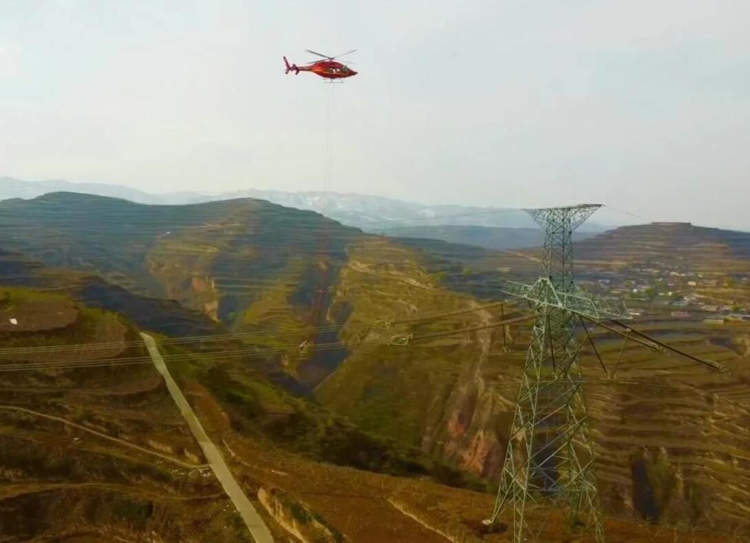 甘肅電網(wǎng)首次實施特高壓線路直升機(jī)吊籃法帶電作業(yè)