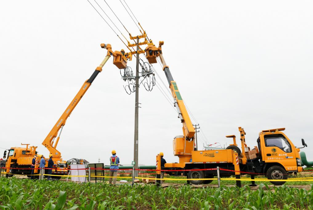 國網余姚市供電公司帶電安裝智能開關護航重大工程建設