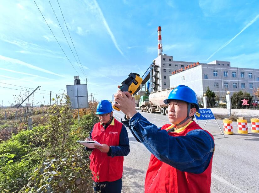 國網(wǎng)洛川供電公司“零距離”服務(wù) 為供暖企業(yè)提供“滿格電”