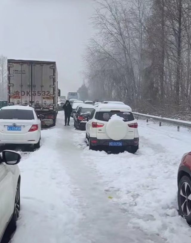 湖北凍雨暴雪導(dǎo)致高速公路堵塞，電動(dòng)汽車再現(xiàn)“趴窩”