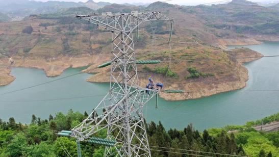 貴州興義供電局高空之上，用責(zé)任守護安全送去光明