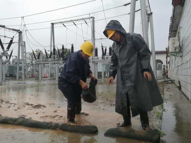 國網(wǎng)永城市供電公司：電力人冒雨出擊 保障電力可靠供應