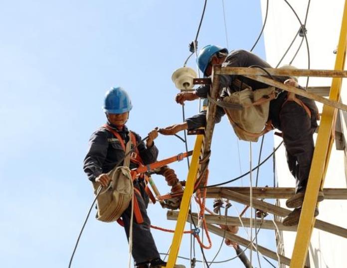 興義供電局貼心電力搶修 保障電力無(wú)憂(yōu)