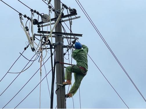 福州長樂：風雨之中緊急搶修 爭分奪秒快速復(fù)電