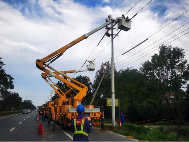 國網郫都供電公司“雙車”帶電緊急搶修，確保上萬群眾用電無憂