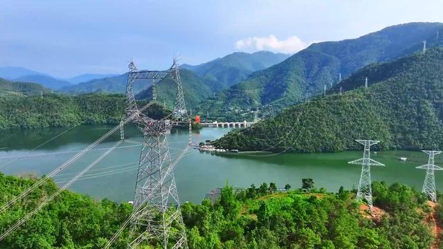 瀾滄江上巡線(xiàn)工 風(fēng)雨無(wú)阻保供電