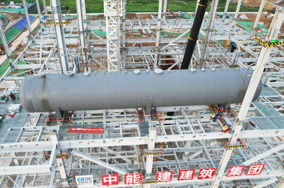 江西上饒百萬電廠新建工程1號(hào)機(jī)組除氧器吊裝就位