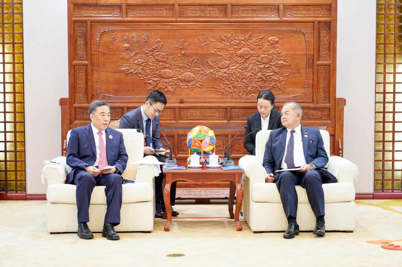 中國能建黨委書記、董事長宋海良與老撾副總理吉喬·凱坎匹吞會談