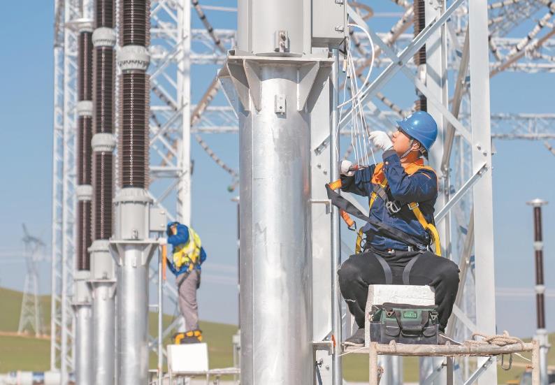 蒙東錫盟江蘇能源烏拉蓋電廠、華電白音華金山電廠500千伏送出工程全線貫通