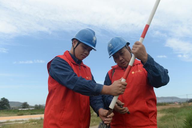 國網(wǎng)汝州市供電公司優(yōu)質服務保障農(nóng)民秋種用電無憂