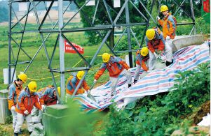 國網(wǎng)江西、湖南電力全力應(yīng)對暴雨大風(fēng)